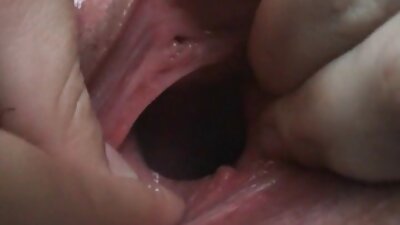 மார்பளவு நிறைந்த பனி கன்னி கோடையில் இயற்கையில் ஆர்வத்துடன் சுயஇன்பம் செய்கிறாள்