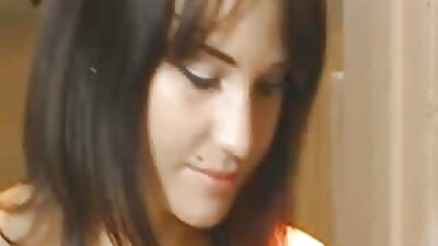 முழு நிர்வாணமாக கைகளால் அவளது விரல்களை அசைக்கும் அழகா