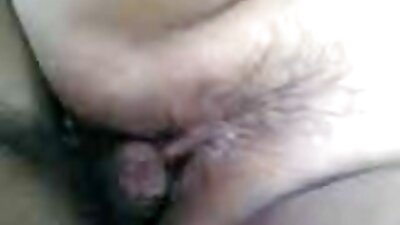 நீண்ட ஹேர்டு பிச் ஒரு ரப்பர் டிக்கில் ஈடுபடுகிறது