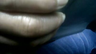 அவள் பேண்டியை தள்ளி மேலே இருந்து பிறப்புறுப்பில் அமர்ந்தாள்