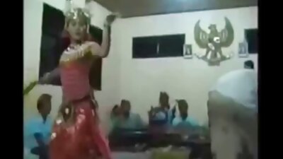 அழகான பிச் ஒரு டில்டோவுடன் சுயஇன்பம் செய்து தன்னை உச்சக்கட்டத்திற்கு கொண்டு வருகிறது