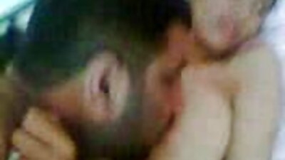 அழகான அழகா உறிஞ்சி பையன் மீது குதித்தார்