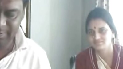 ஒரு பெண் தன் பெண்ணை ஒரு சிறிய பொருளால் புணர்கிறாள்