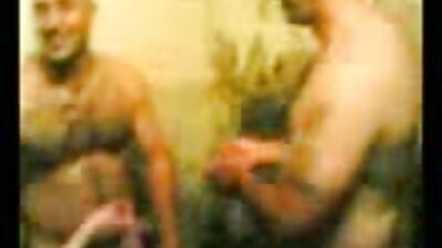 வழுக்கை குறும்புக்காரன் ஒரு பெண்ணை உடையில் புணர்ந்தான்