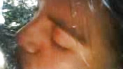 சுயஇன்பத்தில் இருந்து கருப்பு சோபாவில் சூடான குஞ்சு படகோட்டி
