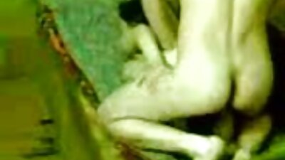 இளஞ்சிவப்பு நிற பேங்க்ஸ் கொண்ட பெண் தனக்குள் ஒரு பெரிய டில்டோவைத் தள்ளுகிறாள்