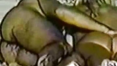 அவள் படுக்கையில், ஒரு குஞ்சு ஒரு அதிர்வு மூலம் பெண்குறியை இழுக்கிறது