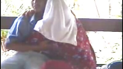 ஒரு இளம் குறும்புப் பெண் மருத்துவரிடம் தன் புழையைக் காட்டினாள்