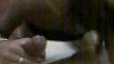 அதிகாலையில் படுக்கையறையில், குஞ்சு தனது கணவரிடம் ஆண்குறியைத் தூக்கியது