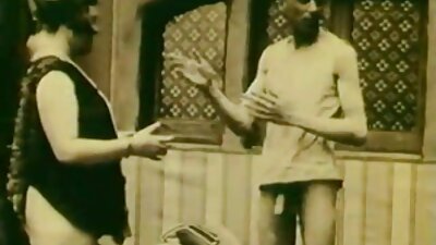 விரிந்த கால்களுடன், குஞ்சு வைப்ரேட்டரைப் பயன்படுத்தி தன்னைத் தானே புணர்கிறது