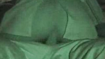 புத்திசாலி பொன்னிறம் ரப்பர் குழாயை ஒட்டிக்கொண்டது