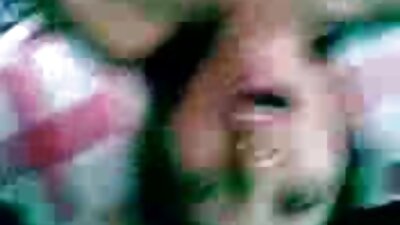 ஒரு விசித்திரமான பொன்னிறம் உறிஞ்சி ஒரு பையனுக்கு ஒரு புண்டை கொடுக்கிறது