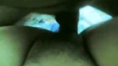 பெண் தன்னை வேகமாக முடிக்க ஒரு அதிர்வு மூலம் உதவுகிறார்