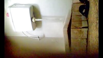 நயவஞ்சகமான இளம் பிச் ஒரு சேவல் முன் கால்களை விரித்தது