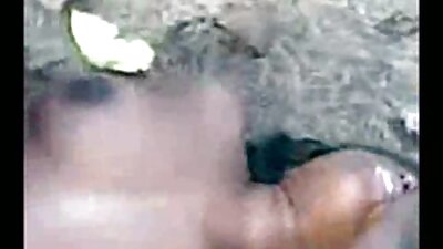 சிறுநீர் கழிக்கும் இளம் பெண்கள் வீட்டில் வேடிக்கையாக இருக்கிறார்கள்