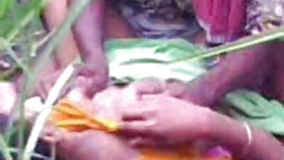 வெட்கப்படும் பொன்னிற முலைக்காம்பு நாற்காலியில் விளையாட்டுத்தனமாக சுயஇன்பம் செய்கிறது