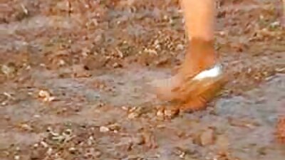 பெண் தனது உள்ளாடைக்குள் நுழைவதற்குள் நுழைகிறாள்