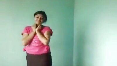 படுக்கையில் வெப்கேம் முன் அமர்ந்து, குஞ்சு தனது நிர்வாண கழுதையைக் காட்டுகிறது